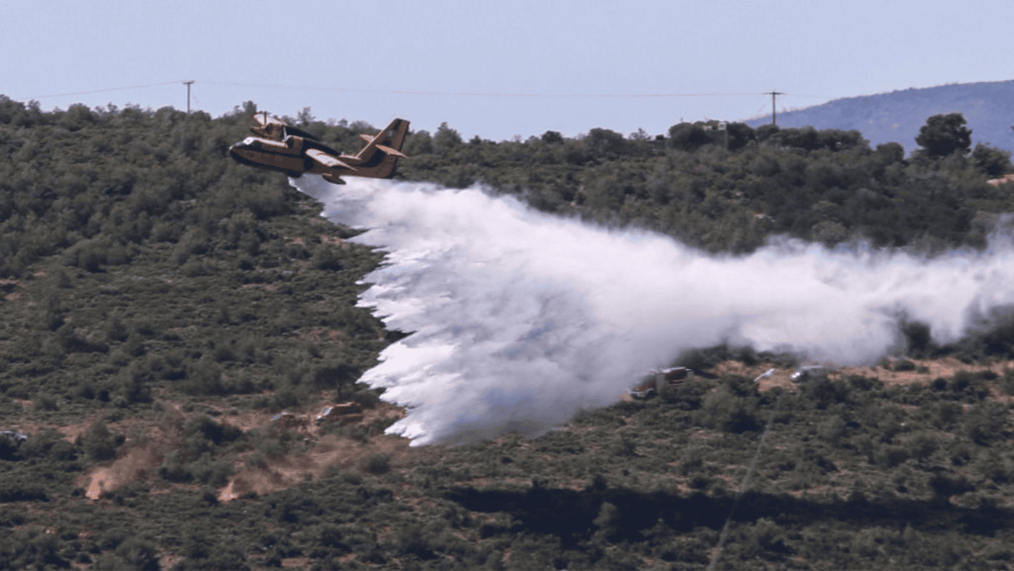 Εικόνα από την πυρκαγιά στο Ρέθυμνο και τις επιχειρήσεις κατάσβεσης.