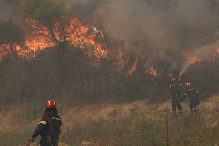 Πυροσβέστες επιχειρούν στην φωτιά στη Σκύρο