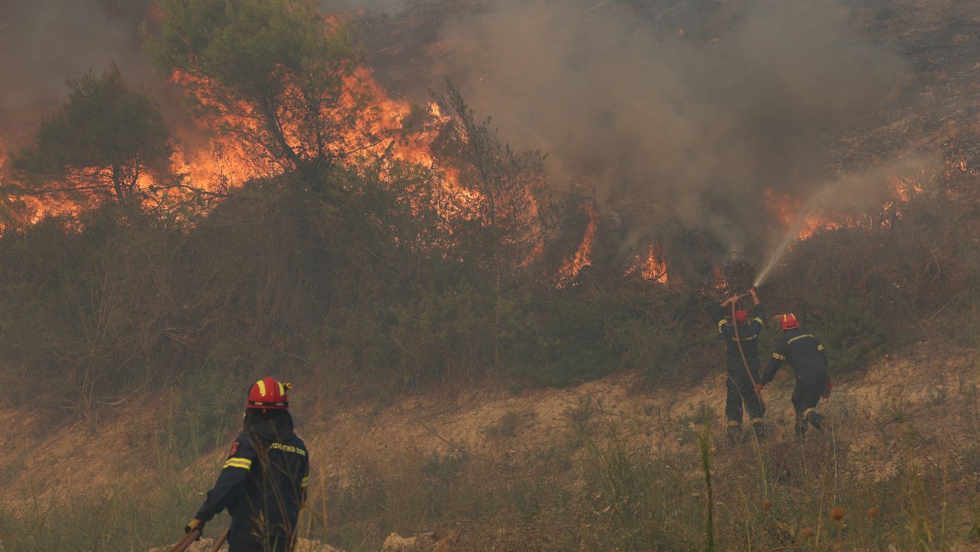 Πυροσβέστες επιχειρούν στην φωτιά στη Σκύρο