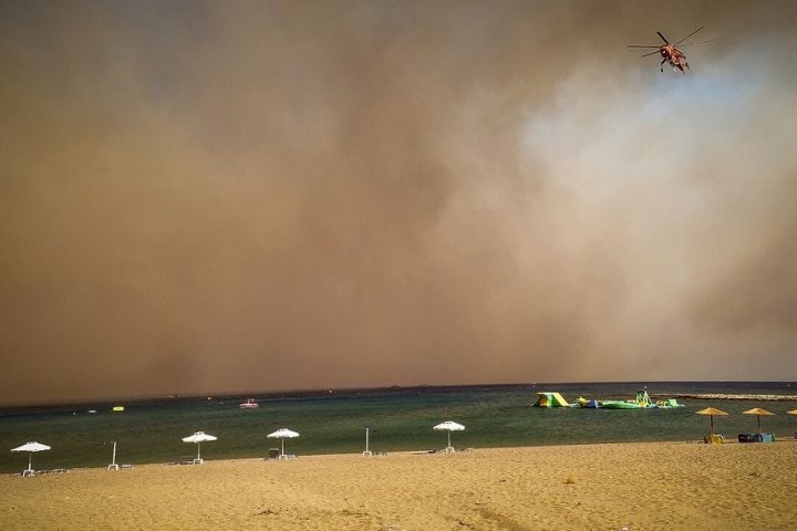 Πυροσβέστες επιχειρούν στην πυρκαγιά στη Λήμνο