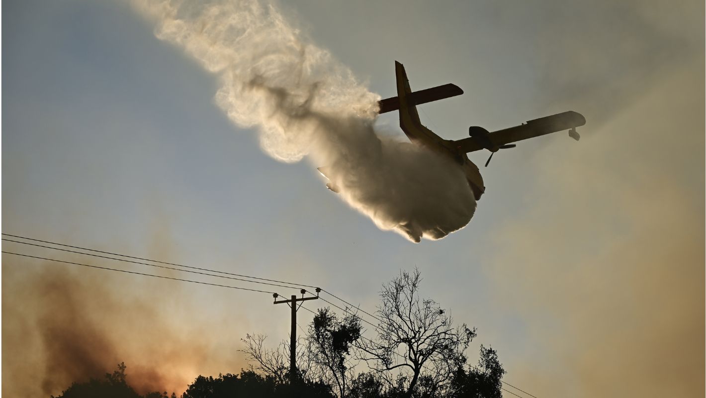 Πυροσβέστες επιχειρούν στην Βάρδα Ηλείας για την κατάσβεση της πυρκαγιάς.
