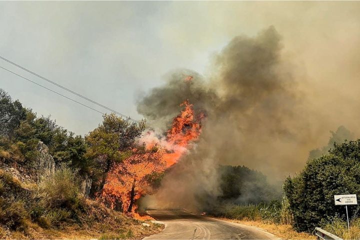 Πυρκαγιά σε χώρο με λάστιχα στον Μυλοπόταμο Ρεθύμνου.