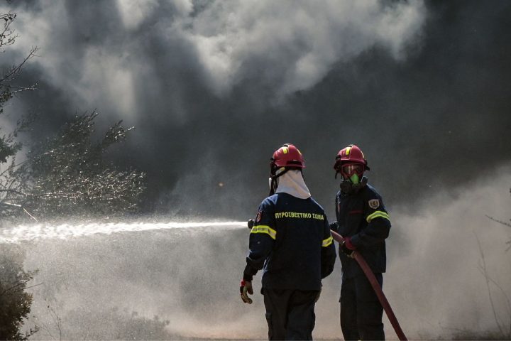 Πυροσβέστες επιχειρούν στην περιοχή του Χαϊδάρι όπου ξέσπασε πυρκαγιά.