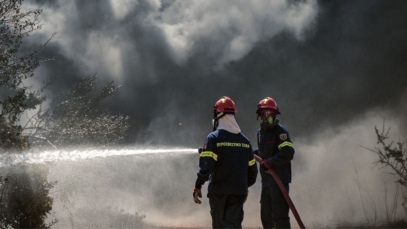 Πυροσβέστες επιχειρούν στην περιοχή του Χαϊδάρι όπου ξέσπασε πυρκαγιά.