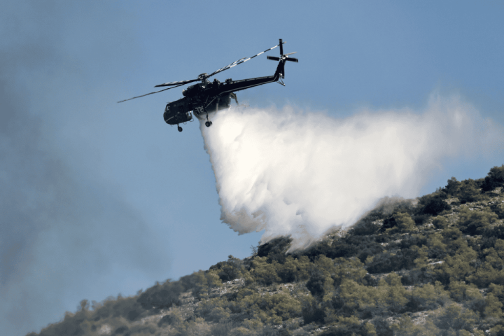 Πυροσβέστες επιχειρούν στην περιοχή Αγορά Δράμας για την κατάσβεση της πυρκαγιάς.