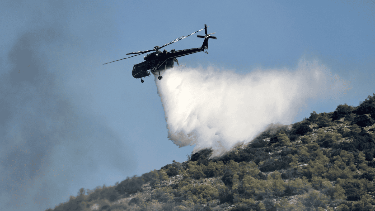 Πυροσβέστες επιχειρούν στην περιοχή Αγορά Δράμας για την κατάσβεση της πυρκαγιάς.