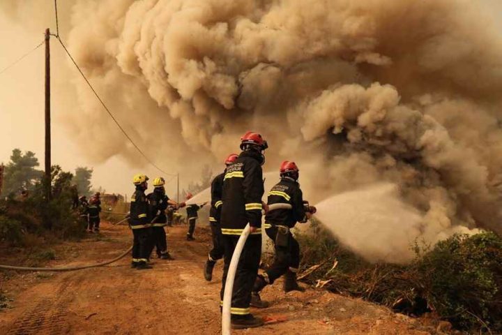 Ελικόπτερο ρίχνει νερό σε πύρινη επιφάνεια στη Σκύρο