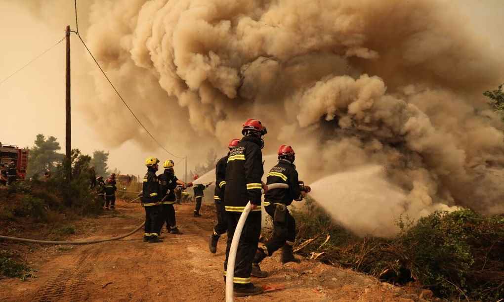 Ελικόπτερο ρίχνει νερό σε πύρινη επιφάνεια στη Σκύρο