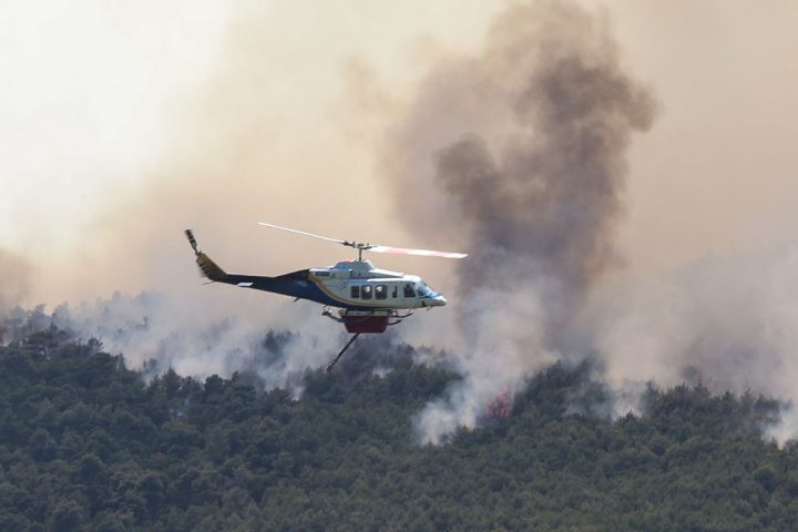 Δυνάμεις της Πυροσβεστικής επιχειρούν στην Αγία Μαρίνα Ηλείας.
