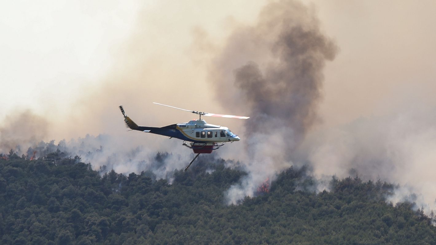 Δυνάμεις της Πυροσβεστικής επιχειρούν στην Αγία Μαρίνα Ηλείας.