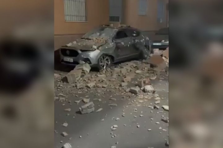Ζημιές σε οχήματα μετά τον σεισμό στη Γρανάδα.