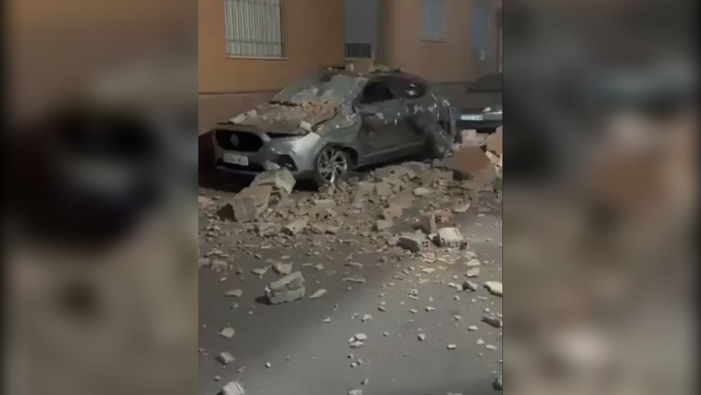 Ζημιές σε οχήματα μετά τον σεισμό στη Γρανάδα.