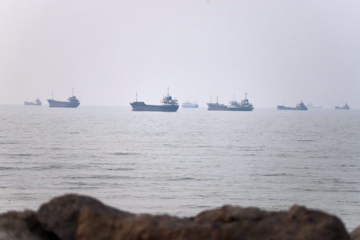 Πλοίο διέρχεται τα Στενά του Ορμούζ