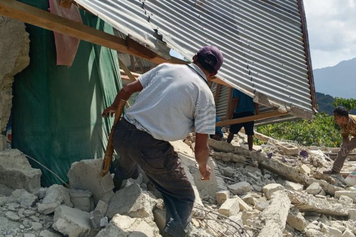 Κατεστραμμένα κτίρια και εκκενωμένοι κάτοικοι μετά τον σεισμό στην Ινδονησία.