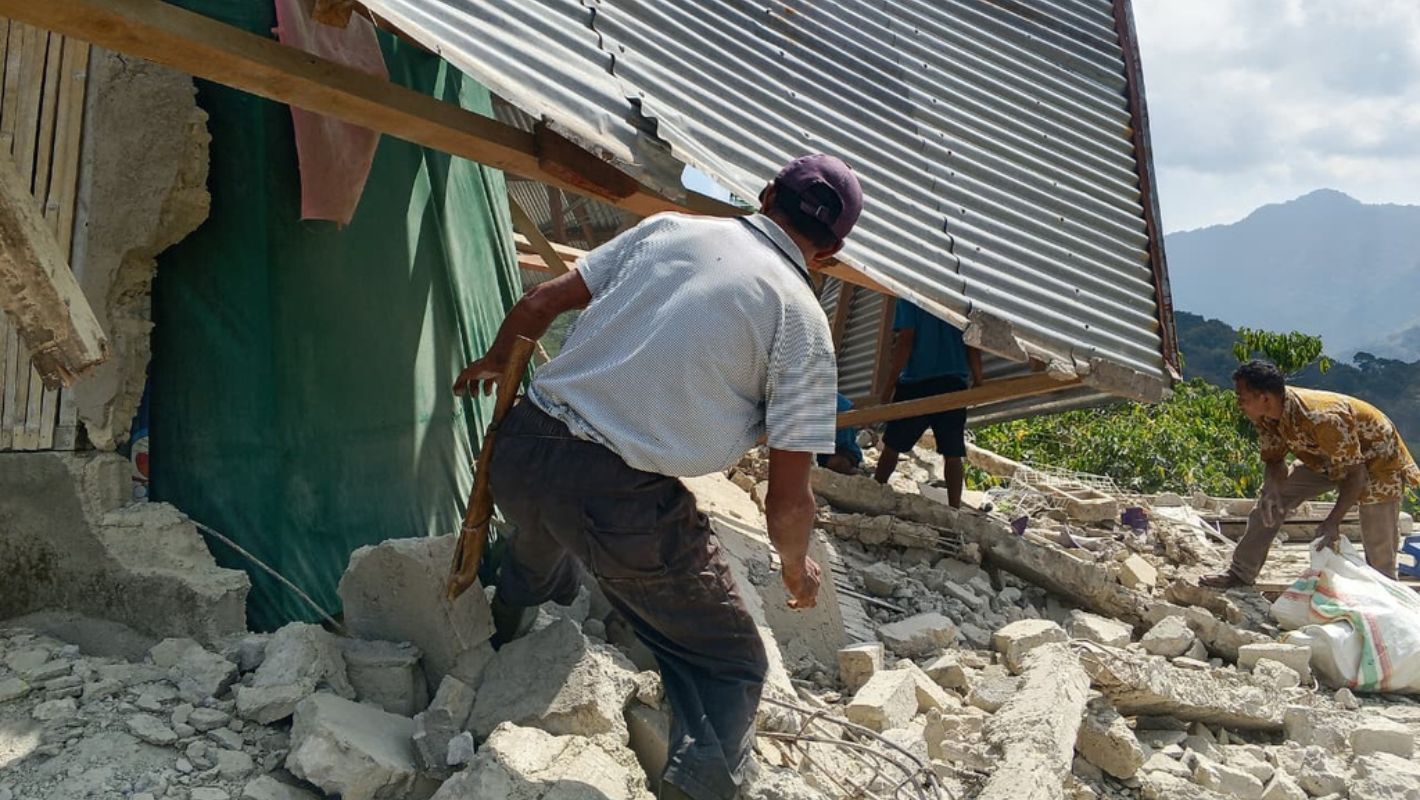 Κατεστραμμένα κτίρια και εκκενωμένοι κάτοικοι μετά τον σεισμό στην Ινδονησία.