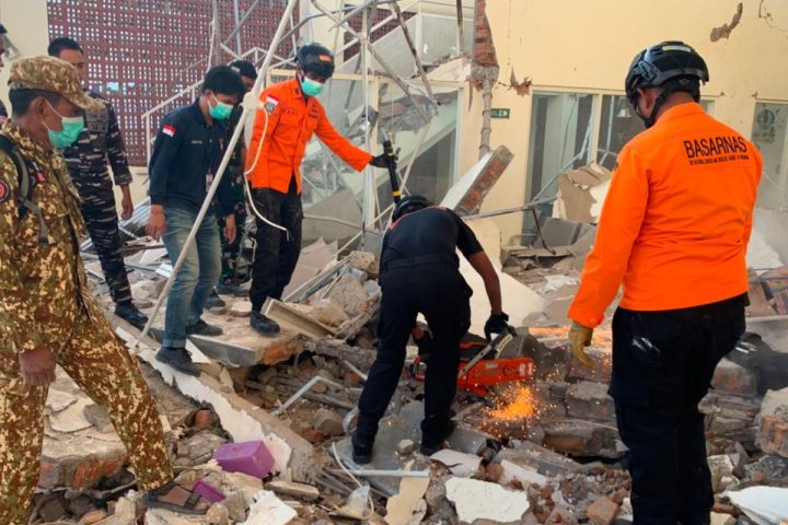 Εικόνα από σεισμό στην Ινδονησία με κατεστραμμένα κτίρια.