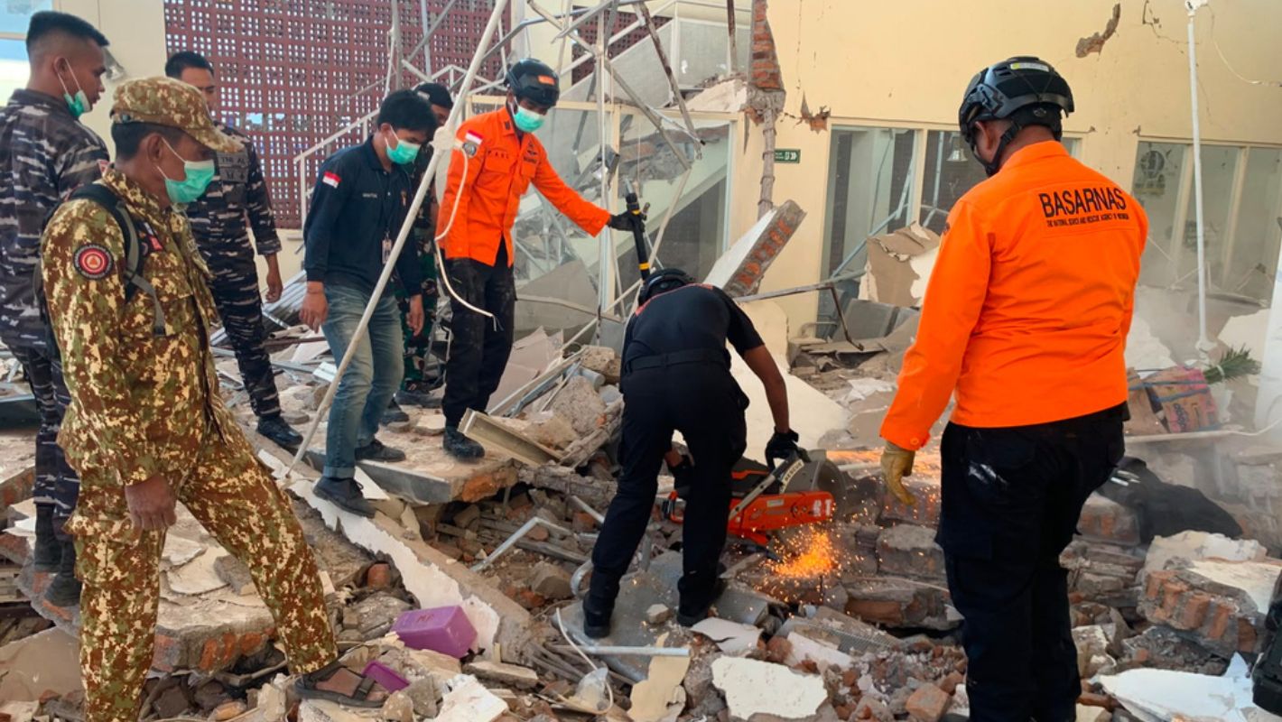 Εικόνα από σεισμό στην Ινδονησία με κατεστραμμένα κτίρια.
