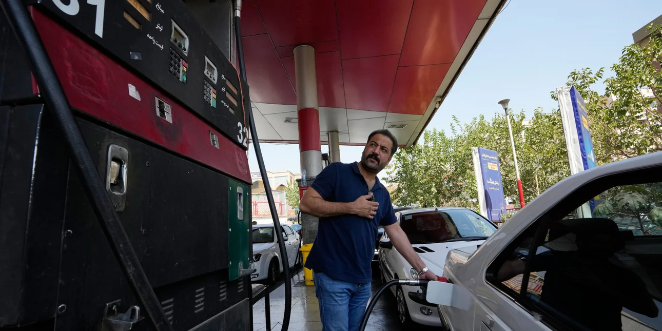 Η «οικονομική ασφυξία» των ΗΠΑ φαίνεται πρώτα στις ουρές για βενζίνη στην Τεχεράνη