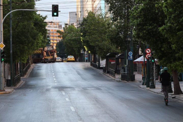 Άδειοι δρόμοι στην Αθήνα ανήμερα του Δεκαπενταύγουστου.