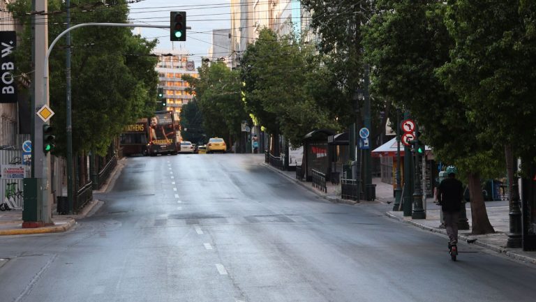 Άδειοι δρόμοι στην Αθήνα ανήμερα του Δεκαπενταύγουστου.