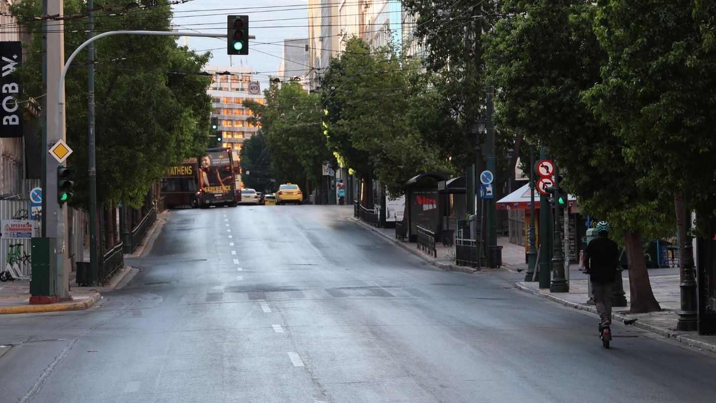Άδειοι δρόμοι στην Αθήνα ανήμερα του Δεκαπενταύγουστου.