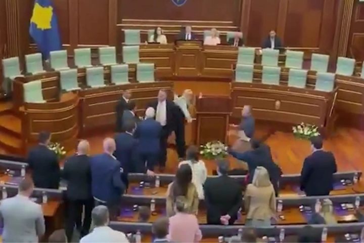 Μια βουλευτής επιτίθεται με αυγά στον πρωθυπουργό του Κοσόβου.