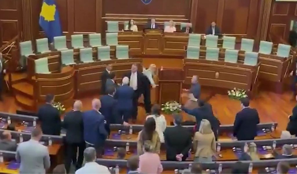 Μια βουλευτής επιτίθεται με αυγά στον πρωθυπουργό του Κοσόβου.