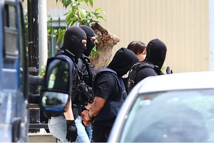 Εικόνα από την αστυνομική επιχείρηση σύλληψης μελών της ρωσόφωνης μαφίας.