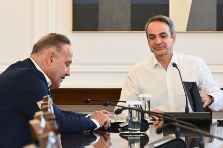 Ο πρωθυπουργός Κυριάκος Μητσοτάκης και ο δήμαρχος Θεσσαλονίκης Στέλιος Αγγελούδης σε συνάντηση.
