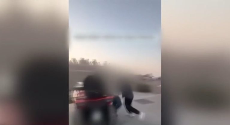 Ο οδηγός ταξί στην Πάρο ξυλοτυπά έναν ηλικιωμένο υπάλληλο.
