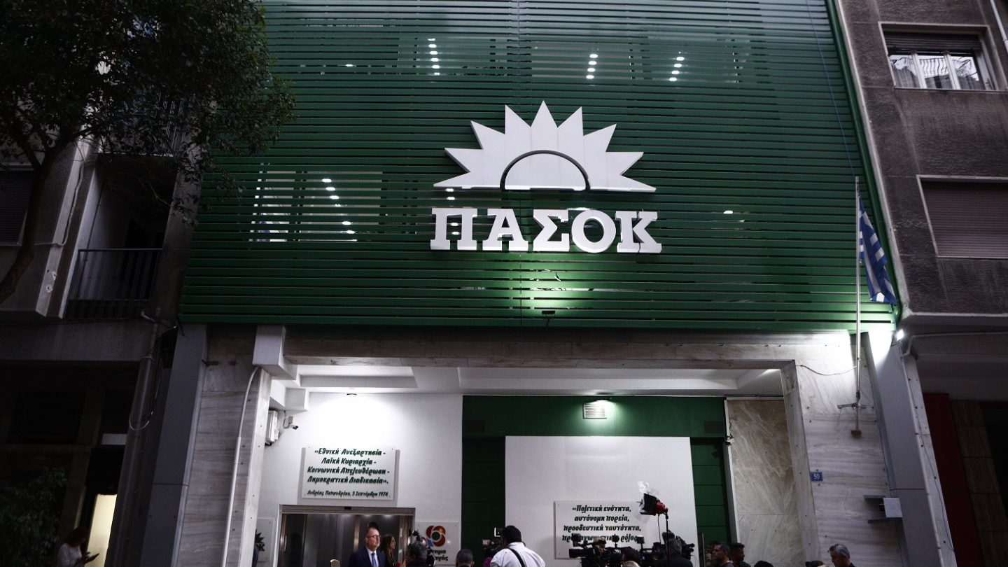 Επικεφαλής φωτογραφία με τους Κυριάκο Πιερρακάκη και εκπροσώπους του ΠΑΣΟΚ.