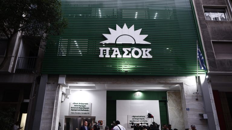 Επικεφαλής φωτογραφία με τους Κυριάκο Πιερρακάκη και εκπροσώπους του ΠΑΣΟΚ.