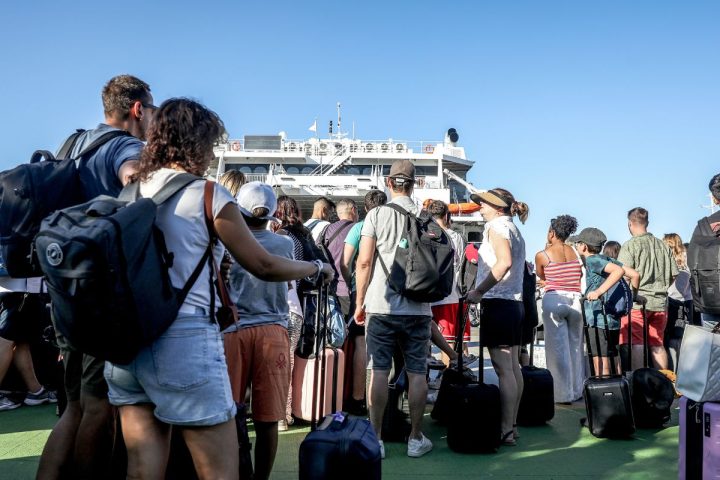 Πλοίο στο λιμάνι κατά τη διάρκεια ισχυρών ανέμων