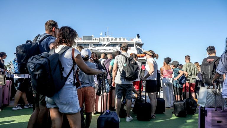 Πλοίο στο λιμάνι κατά τη διάρκεια ισχυρών ανέμων