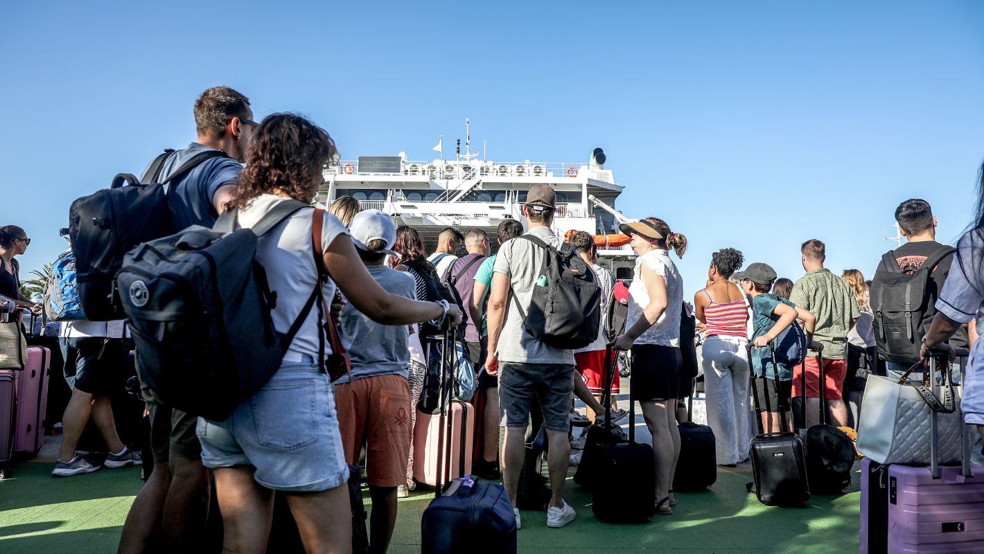 Πλοίο στο λιμάνι κατά τη διάρκεια ισχυρών ανέμων