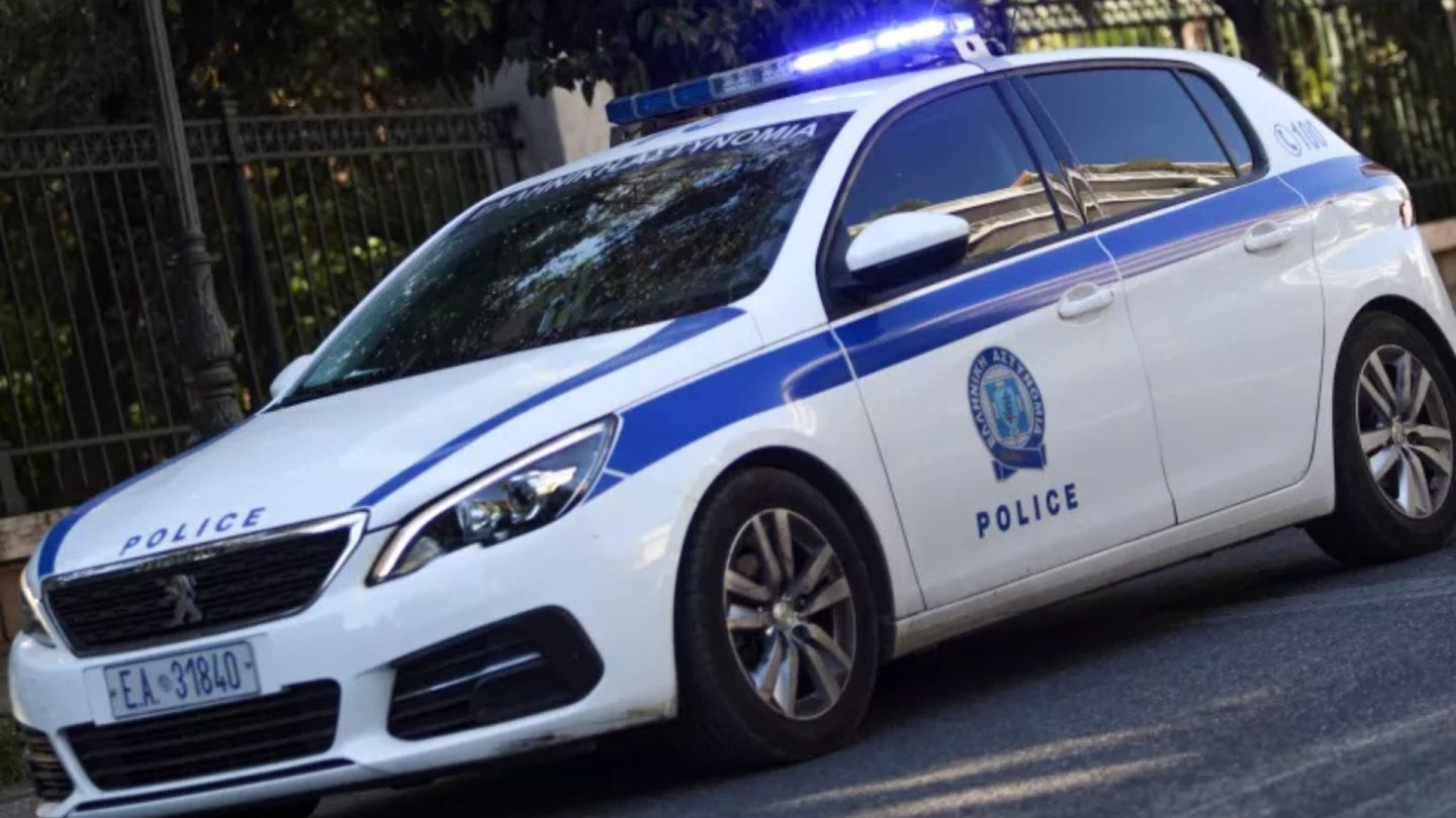 Πυροσβέστες ανέσυραν τον ηλικιωμένο από το πηγάδι.