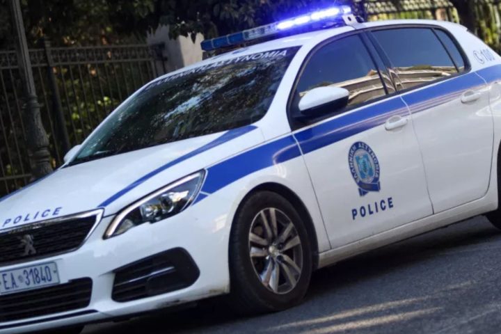 Πυροσβέστες ανέσυραν τον ηλικιωμένο από το πηγάδι.
