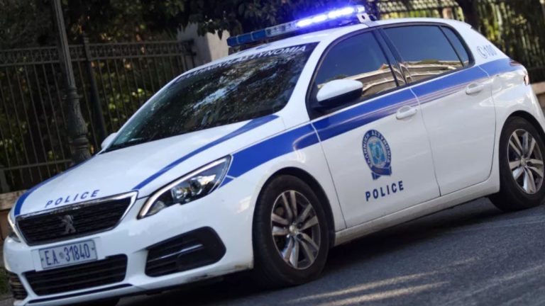 Πυροσβέστες ανέσυραν τον ηλικιωμένο από το πηγάδι.