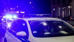 Αστυνομικοί σε έλεγχο καταστήματος στο Πλωμάρι.