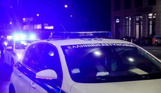 Αστυνομικοί σε έλεγχο καταστήματος στο Πλωμάρι.