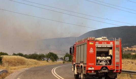 Πυροσβέστες κατά τη διάρκεια ελέγχου σε περιοχή της Λέσβου.