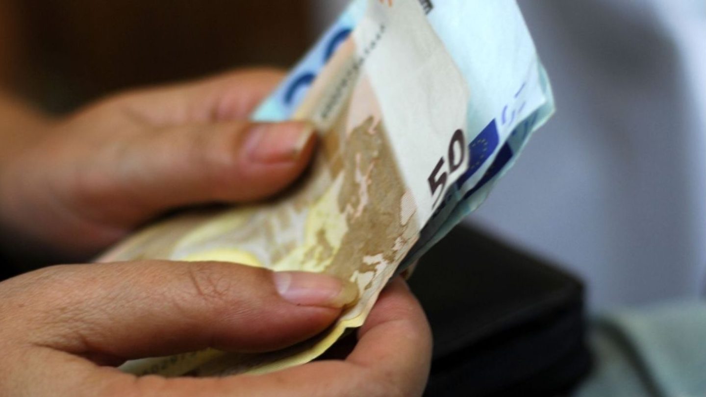 Εικόνα που απεικονίζει πληρωμές από τον e-ΕΦΚΑ και τη ΔΥΠΑ.