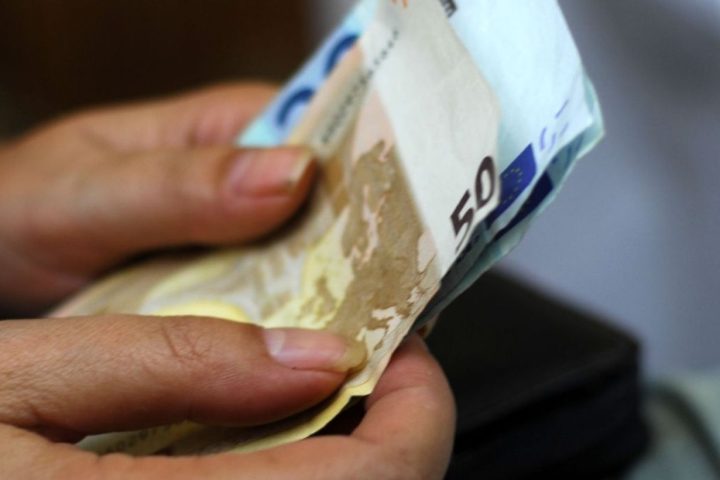Εικόνα που απεικονίζει πληρωμές από τον e-ΕΦΚΑ και τη ΔΥΠΑ.