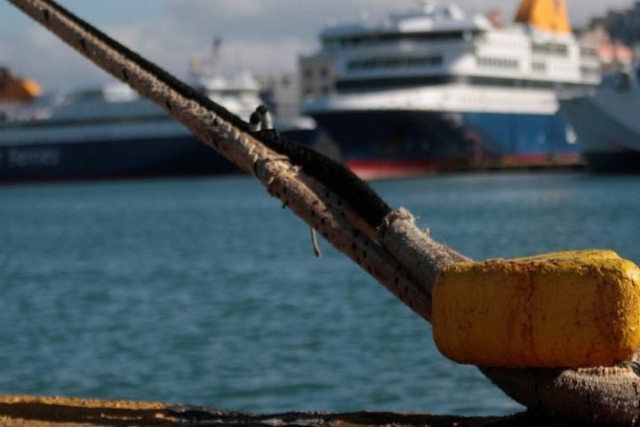 Πλοίο αγκυροβολημένο στο λιμάνι λόγω απαγορευτικού απόπλου