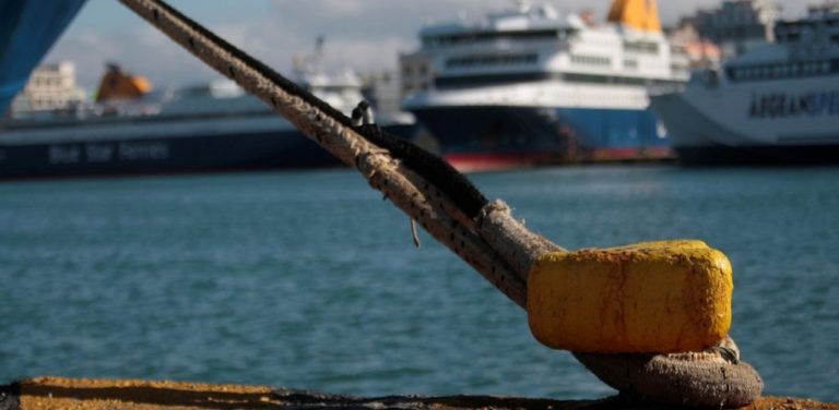 Πλοίο αγκυροβολημένο στο λιμάνι λόγω απαγορευτικού απόπλου