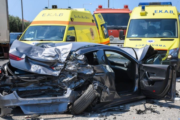 Σοβαρό τροχαίο στην είσοδο της υποθαλάσσιας σήραγγας Ακτίου: Οκτώ τραυματίες, ανάμεσά τους και παιδιά