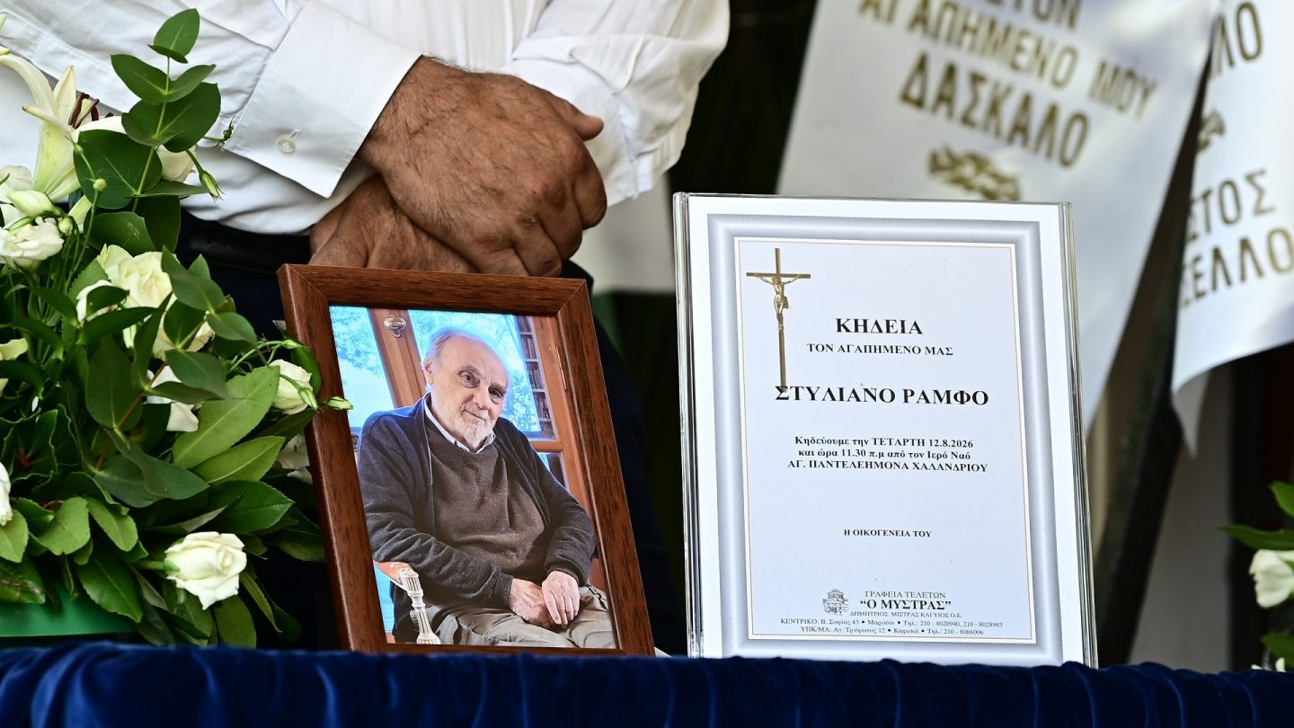 Ο Υπουργός Εθνικής Άμυνας Νίκος Δένδιας κατά την κηδεία του Στέλιου Ράμφου.