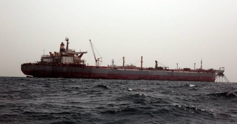 Φορτηγό πλοίο στην Ερυθρά Θάλασσα μετά από επίθεση.