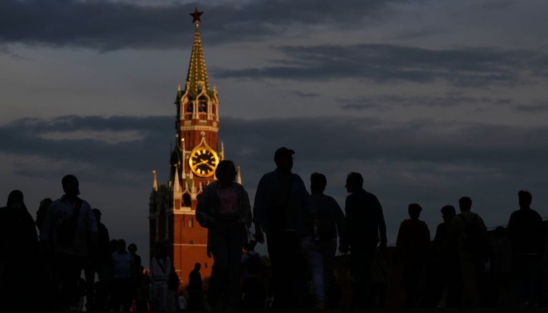 Πρατήριο καυσίμων στη Ρωσία με ουρές αυτοκινήτων, υποδεικνύοντας έλλειψη καυσίμων.