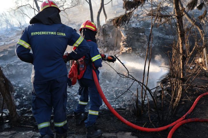Πυρκαγιά στη Σαλαμίνα με καμένα σπίτια και οχήματα